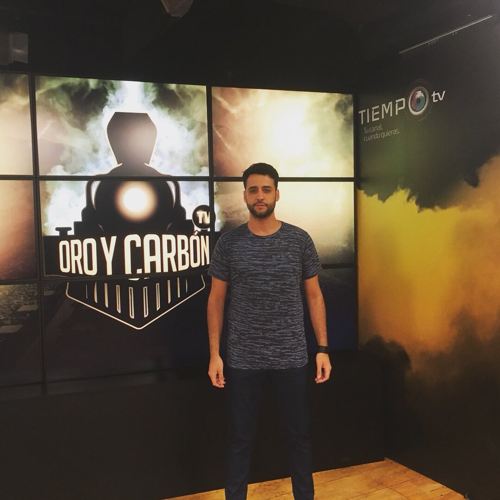 MLacaze's tweet photo. Se viene un programoooon de @oroycarbontvuy con el gran “Patito” Aguilera. Los esperamos junto a @ElianaDide y @WilsonMendez86 . Gracias @OrsobiancoS @Gouptraining y #SMbarbers #lookorso🐼💣 https://t.co/MRBZC7JjTg
