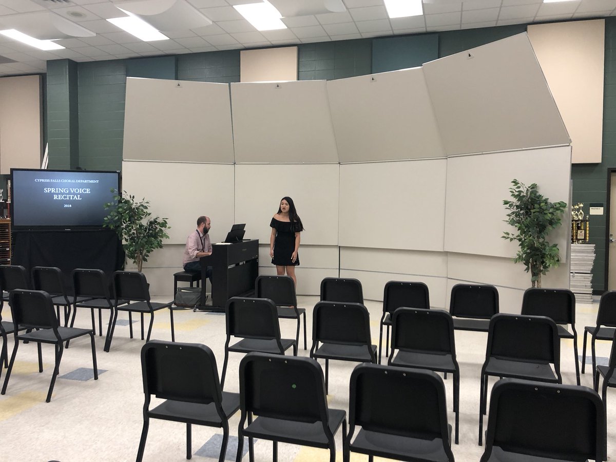 ChoirPerezident's tweet image. Don’t forget to come out to our Spring Voice Recital!! Tonight at 7:00 pm in the @Cyfallschoir room! #PracticeTime #ItsGonnaBeGood #VoiceRecital