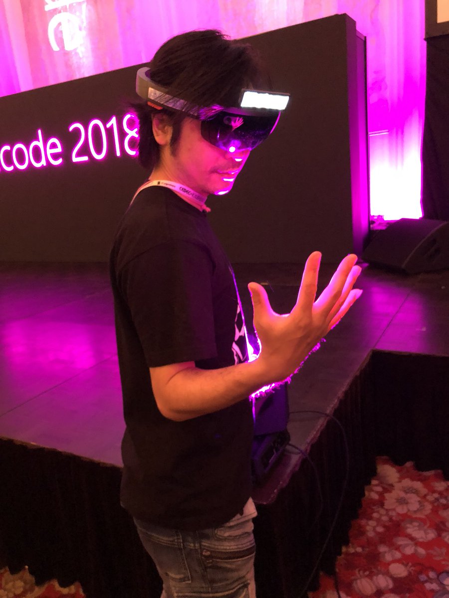 oku_mura's tweet image. @morio36 切符マンの貴重なトランスフォームが神がかっていたので、セッション登壇支援あげ。特に3枚目から4枚目の流れは、ニチアサのスーパーヒーロータイム出られるレベル（加工一切なし）#decode2018 #HoloLens