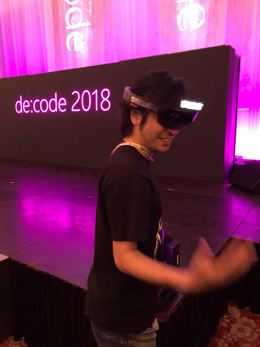 oku_mura's tweet image. @morio36 切符マンの貴重なトランスフォームが神がかっていたので、セッション登壇支援あげ。特に3枚目から4枚目の流れは、ニチアサのスーパーヒーロータイム出られるレベル（加工一切なし）#decode2018 #HoloLens