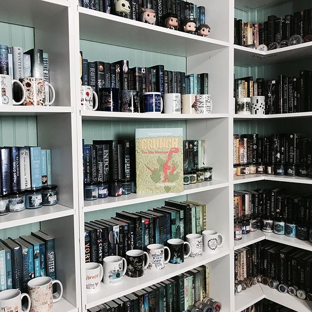 🦖🦖🦖GIVEAWAY🦖🦖🦖
.
From Cirocco Dunlap (This Book Will Not Be Fun) and Theodor Seuss Geisel Award winner Greg Pizzoli (The Watermelon Seed) comes a charming, giggly read-aloud that illustrates the particular art of making a friend!
.
Crunch the Shy… ift.tt/2IUa0JR