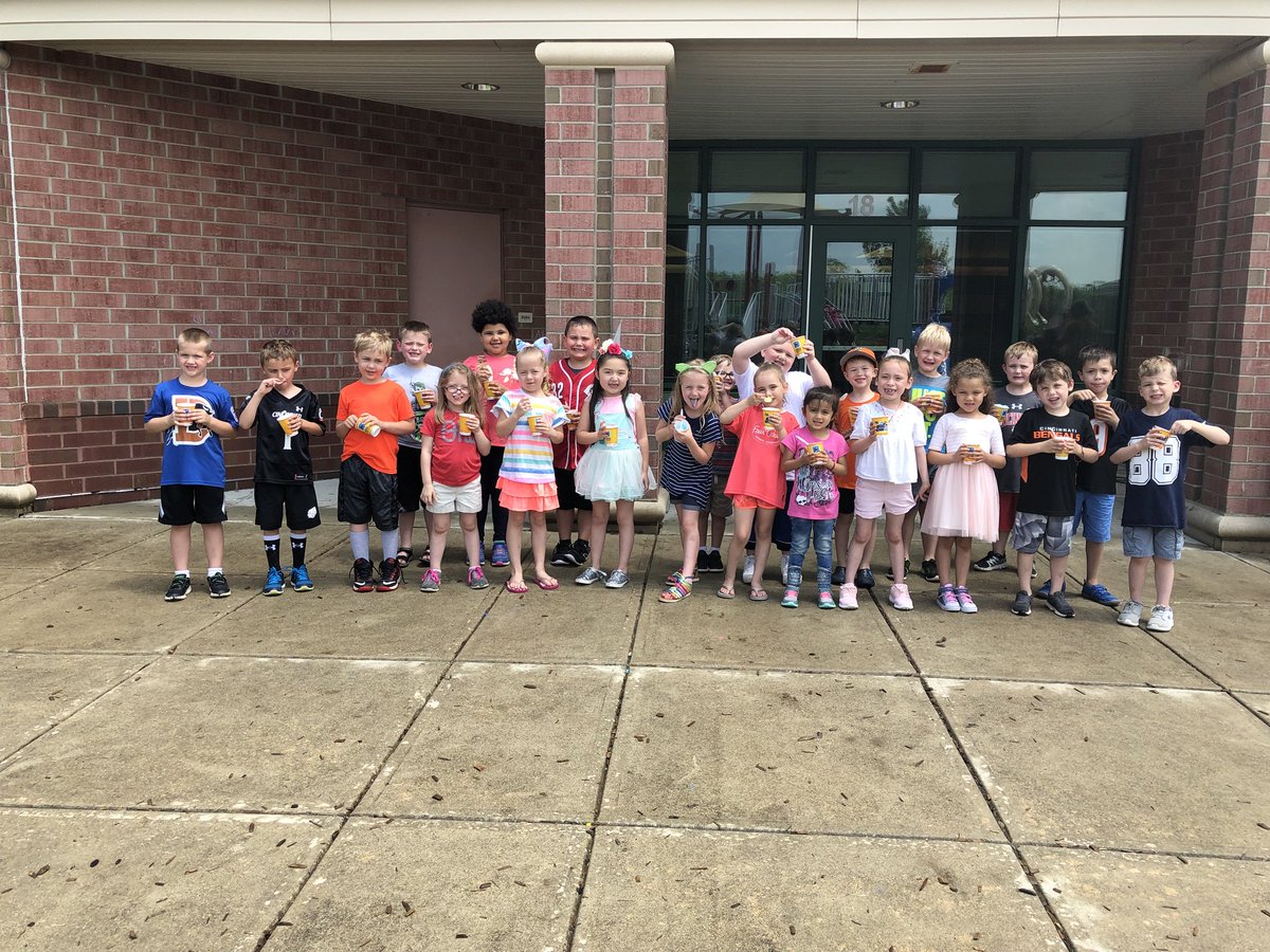 msgaruccio's tweet photo. Happy Kona Ice day! Thank you Bowman PTO! #konaice #bowmanpto #bowmanprimary #kdg https://t.co/oMWzgeUt0O