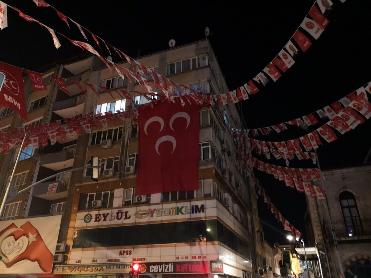 fuatyozbatiran's tweet photo. Milliyetçi - Ülkücü hareket sahada.
Gazi şehrimizi üç hilalli bayraklarla süsleyen Şahinbey ilçe teşkilatımıza şükranlarımı sunuyorum. https://t.co/58XDgXtJXO
