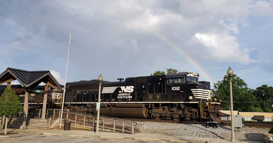 JefferyGordon4's tweet photo. Norfolk Southern train in Irondale this evening with a taste of the rainbow after a quick shower. @spann https://t.co/1N5ywNv3xZ