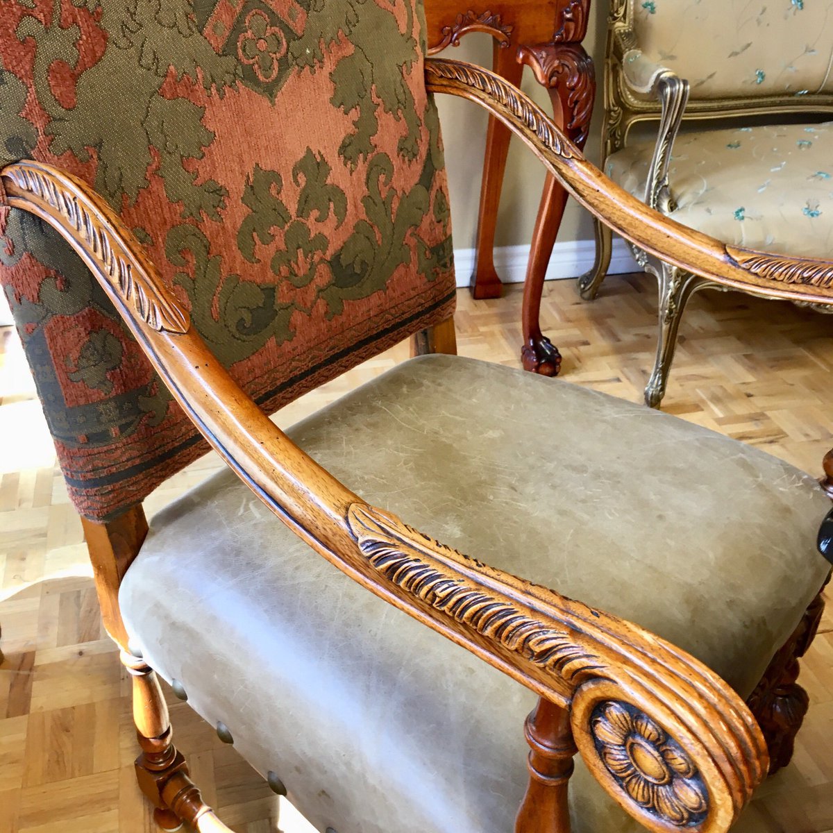 OfThingsPast's tweet photo. Stately #diningchairs | #loveconsignment https://t.co/Wp1Z8PTmO4