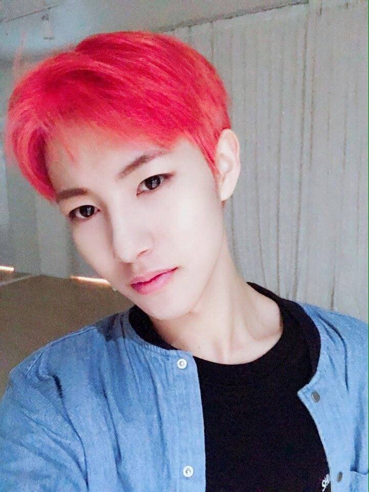 wnkeukoo's tweet photo. Hoy @rerenjun ! HAPPY BIRTHDAY!!🎊 i wanna fly to you rn😭 enjoy your day bud😘 labyu~ 
ps here's some red haired renjun for you muaps😘💞 https://t.co/WFbusEElCw