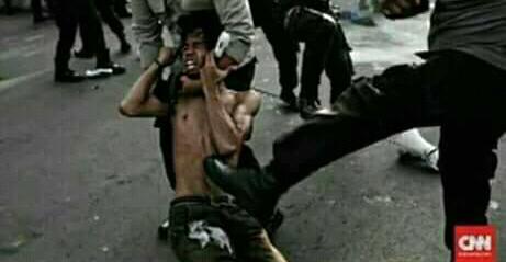 Badan Kurus Adik Mahasiswa HMI, Seorg Oknum Polisi Menjepit Lehernya dn Seorg Lagi Nginjak Pinggang. Hadeuh TINDAKAN Sadis dn Memalukan, #SaveHMI MPO