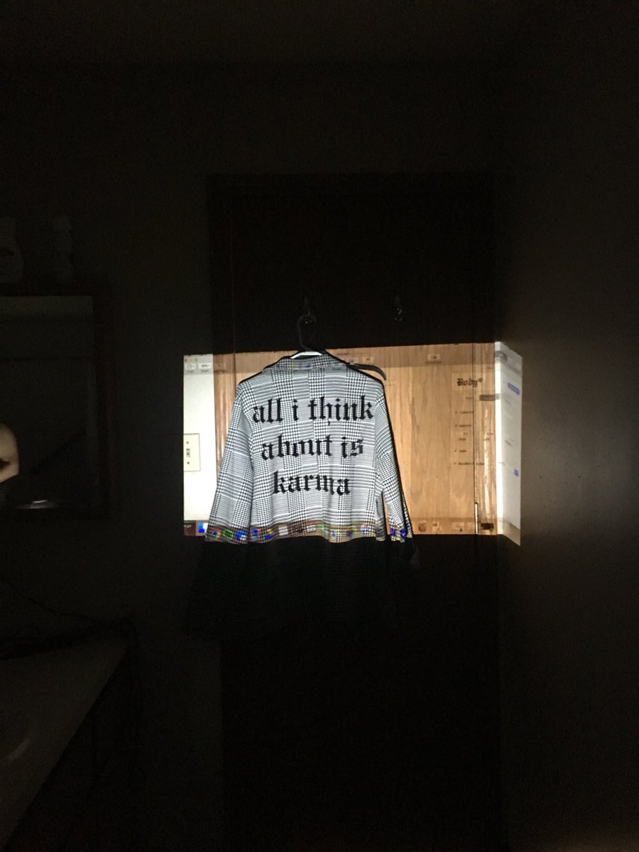 laineylololol's tweet photo. uh huh uh huh @taylorswift13 @taylornation13. stressed about how i’m gonna do this but i’m figuring it out #ReputationTourChicago #Reputationstadiumtour https://t.co/xWDqN4mZXv