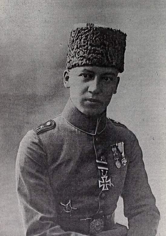 Teğmen Ekrem Rüştü AKÖMER
5. Ordu Komutanı Liman von Sanders'in hem Çanakkale de hem de Yıldırım Grubunda emir subaylıhıni yaptı. Daha sonra Sultan Abdülmecit'in de emirsubayi oldu. Aynı zamanda spora büyük katkısı olmuştur.