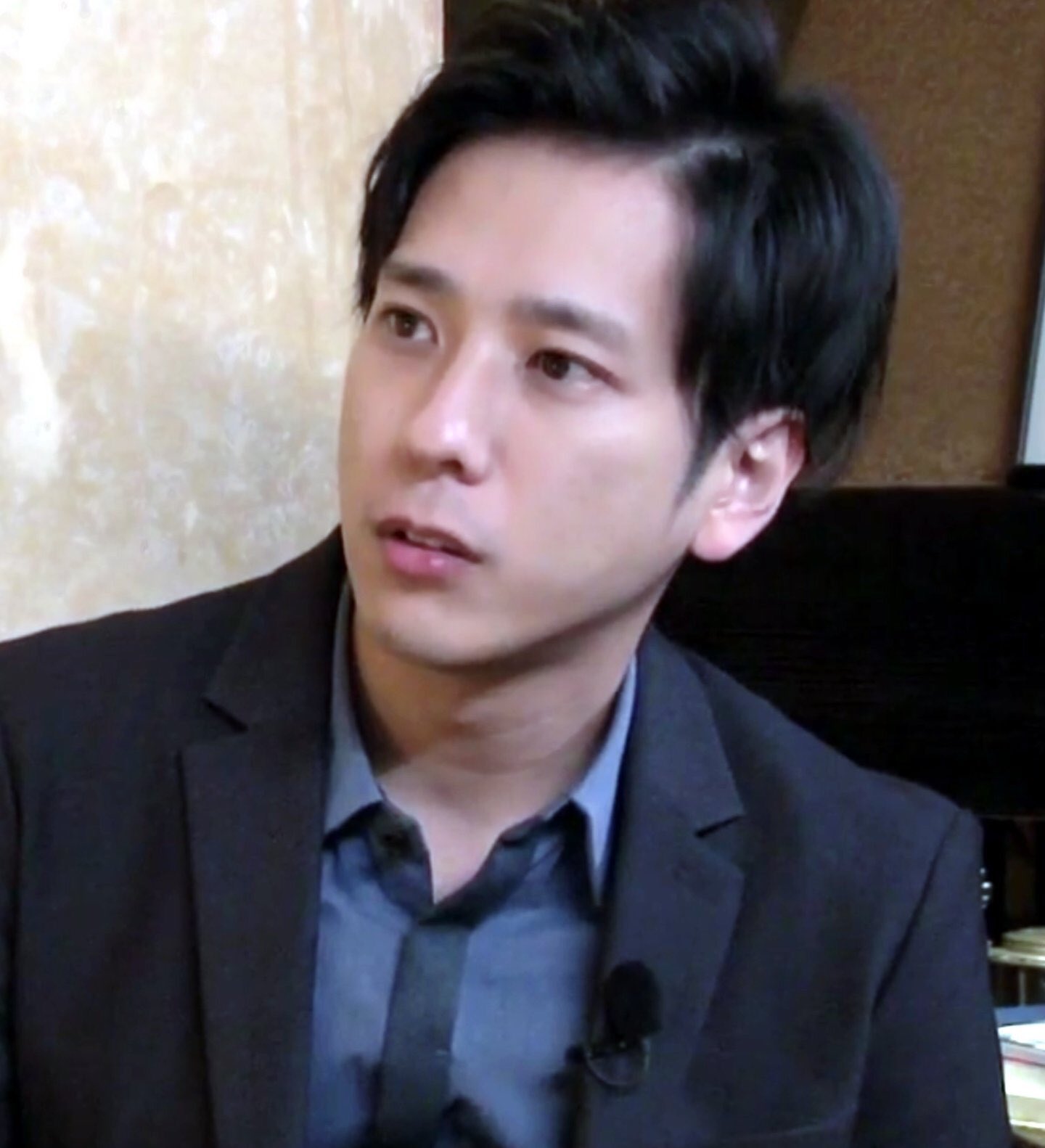 S E I 好きな髪型の二宮和也 アッシュベージュ流しバング 黒髪ゆるふわパーマおでこ出し おでこ出し おでこ出し 三度押し ニノのおでこだいすき 笑 T Co Ru2ygagacg Twitter