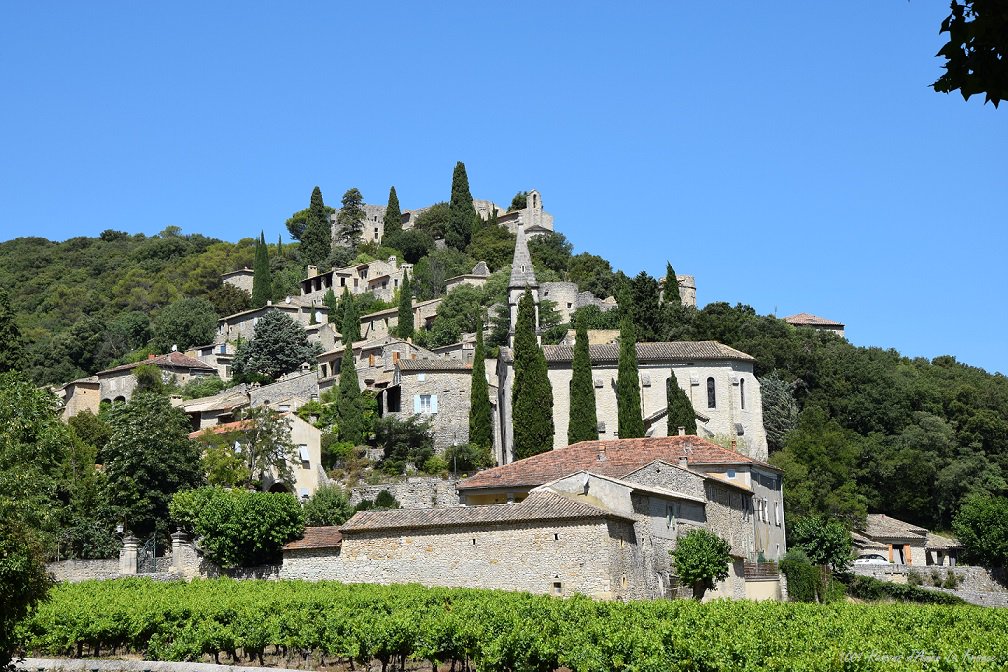1001France's tweet photo. #1001RaisonsdAimerLaFrance
Raison 74 - Pour le petit village paisible de #Cornillon, en Ardèche. Coincé entre l'Ardèche et la Cèze, il étend tranquillement ses pierres au pied
des vignes pour mieux lézarder au soleil
#MagnifiqueFrance #FranceMagique #Ardèche #ArdecheGuide https://t.co/k1ZZX45TWN