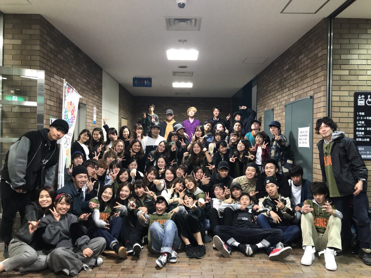 tar0tter's tweet photo. 今週金曜日(5月25日)のお昼休みに緑地のステージでおどります!!
新入生との写真なかったから入ってないけど新入生と一緒におどります!
数少ない学部の友達、フォロワーのみなさん。
冷やかしでもいいので観に来てもらえたらとても嬉しいです!
よろしくおねがいします!!
#ReaRhythm https://t.co/r6xYHjk1uh