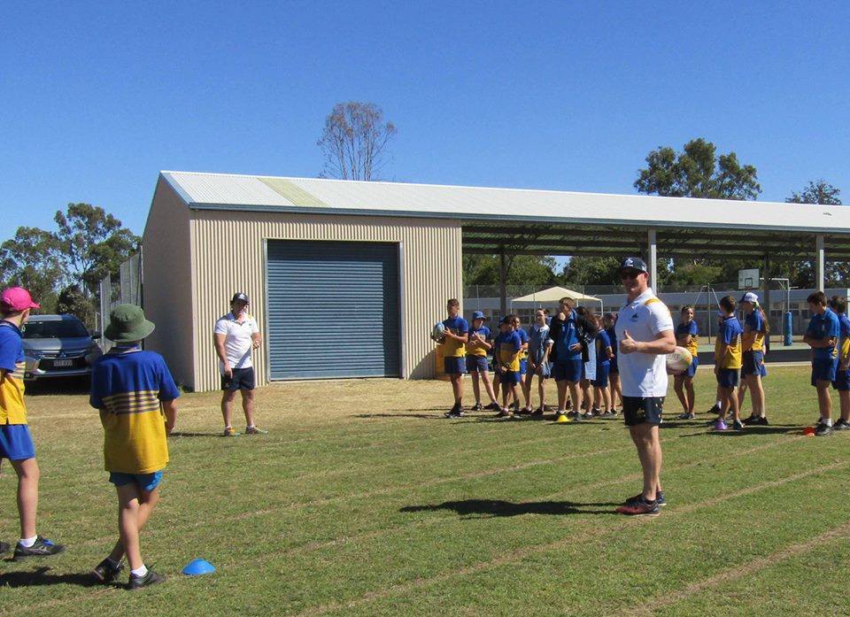 Australian Stockman Rugby Union Ambassador, former @qantaswallabies Guy Shepherdson, joined us for a #RugbyandMentalHealthAwarness clinic at Middlemount Community School. We enjoyed taking rugby to the #Bush, discussing #MentalHealth. #CountryRugby #StockmanRugby #ShepsALegend