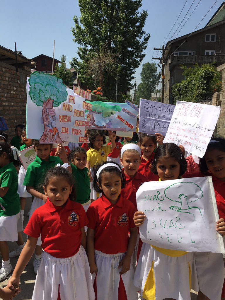 YasminH131's tweet photo. These sweet little girls from #presentationconventschool going around #Rajbagh with a message #savetrees #planttrees. 👍🏼👍🏼 https://t.co/OPClce4Rsi
