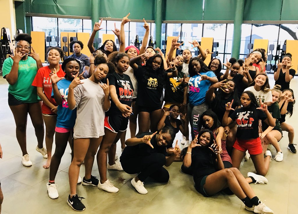 CHEER_KFHS's tweet photo. Cheer social with the 2018-19 Golden Eagles Cheerleaders!! #KFHSforever #squadgoals @KleinForest https://t.co/QlHXAKz2I1
