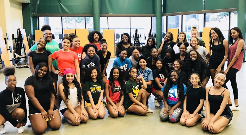 CHEER_KFHS's tweet photo. Cheer social with the 2018-19 Golden Eagles Cheerleaders!! #KFHSforever #squadgoals @KleinForest https://t.co/QlHXAKz2I1