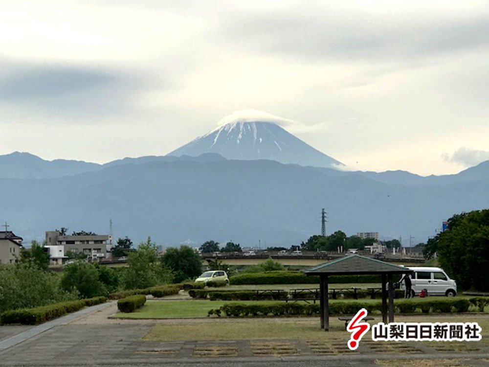 山梨日日新聞社 Pa Twitter きょうの富士山 T Co 0p1cj1yjtf 甲斐市 島上条からの富士山です 山頂に 傘雲 が見えます 傘雲が出ると天気が下り坂と言われています 天気予報も雨 これからお出掛けになる人は 傘をお忘れなく ２３日午前８時２０分