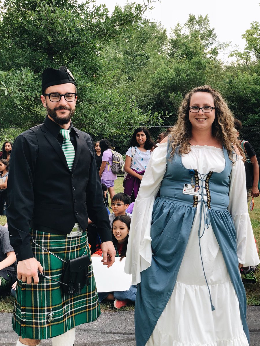 Mr_Cu3vas's tweet photo. Doing #studentappreciationweek right by having our annual #multiculturalparade! Love how @WillbernES is a melting pot of our 🌎. @ConnyeRoberson @CyFairJoel #whaledit https://t.co/51ywA7KjZG