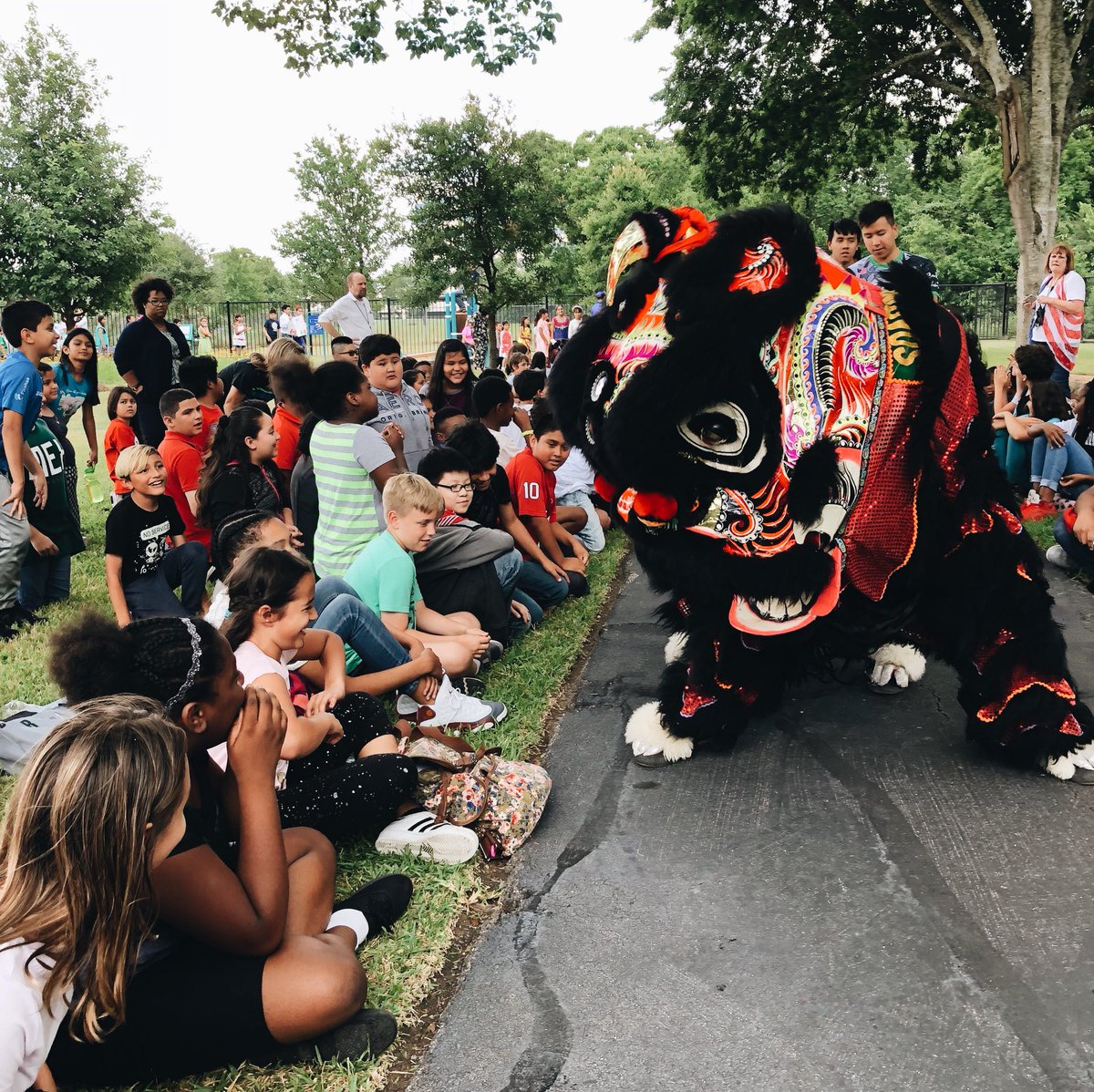 Mr_Cu3vas's tweet photo. Doing #studentappreciationweek right by having our annual #multiculturalparade! Love how @WillbernES is a melting pot of our 🌎. @ConnyeRoberson @CyFairJoel #whaledit https://t.co/51ywA7KjZG