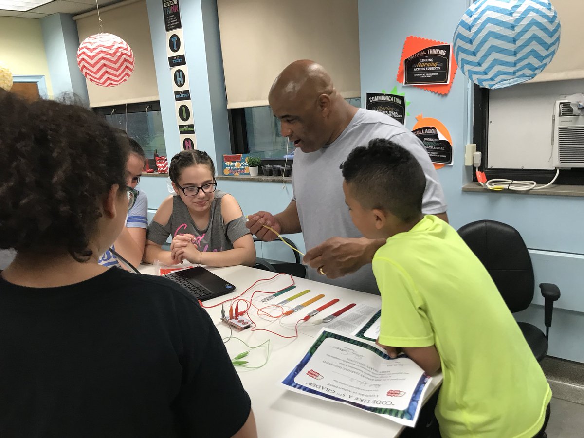 NewCastleAreaSD's tweet photo. Check out our Ss “schooling”” our NCASD parents how to @remakelearning by coding with @Scratch and using @makeymakey, Ozobots, and Hummingbird Robotics! @birdbraintech #codelikea5thgrader #remakedays #NCProud #ncasdsteam https://t.co/p3qMrtPzTc