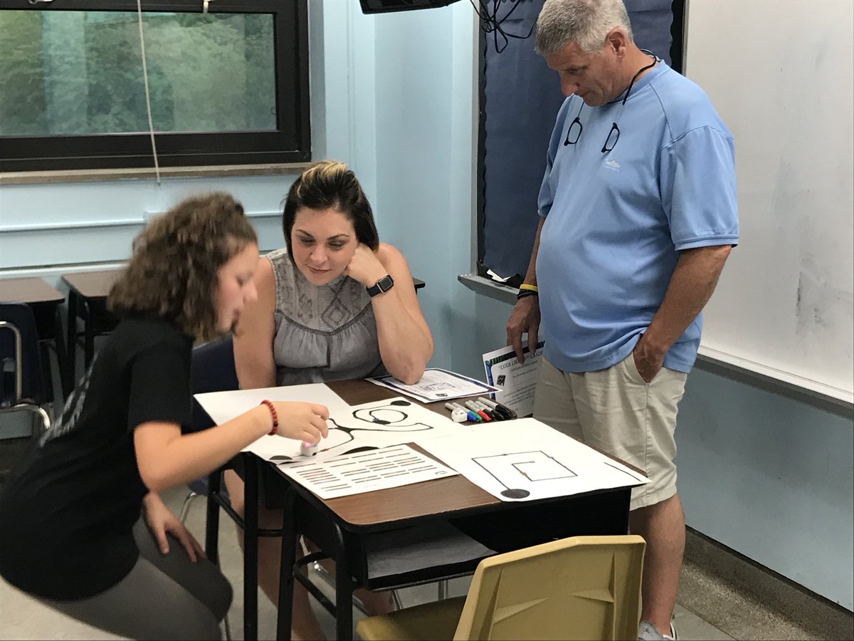 NewCastleAreaSD's tweet photo. Check out our Ss “schooling”” our NCASD parents how to @remakelearning by coding with @Scratch and using @makeymakey, Ozobots, and Hummingbird Robotics! @birdbraintech #codelikea5thgrader #remakedays #NCProud #ncasdsteam https://t.co/p3qMrtPzTc