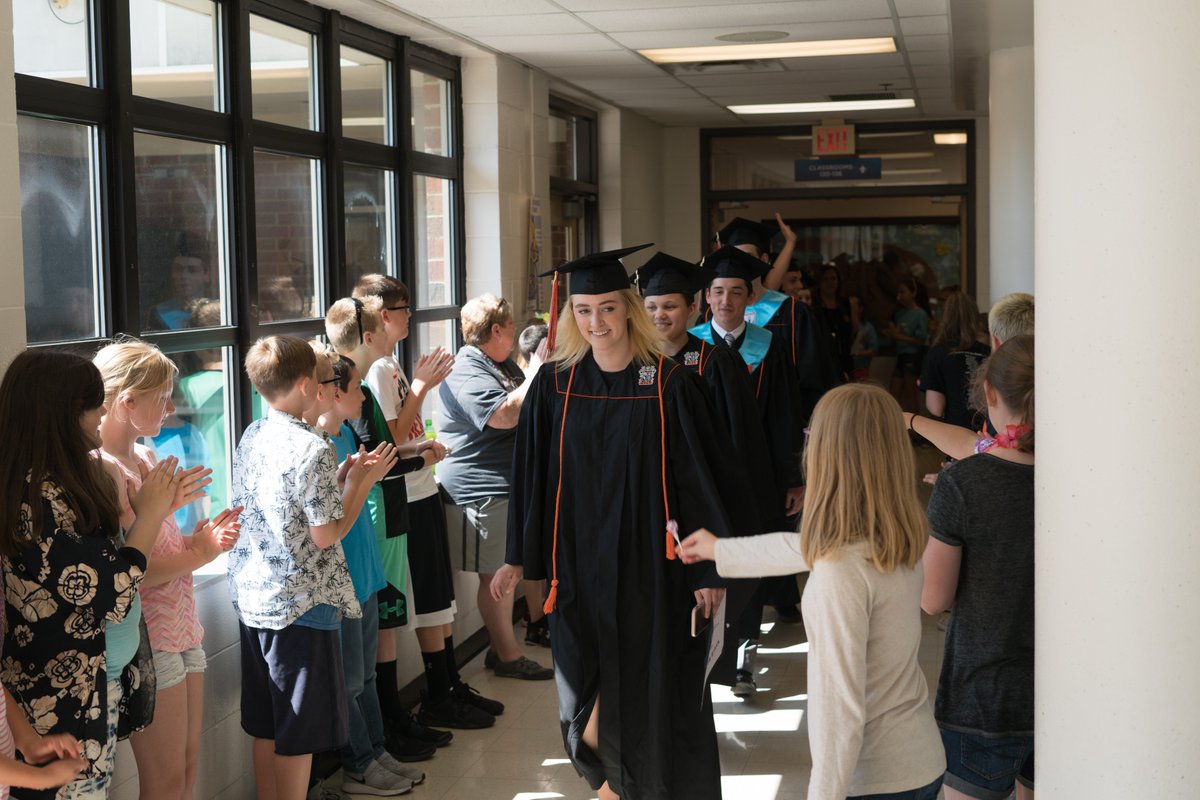 CMO_StuOptServ's tweet photo. Ryle High School seniors travel to @EES_Mustangs to give out honorary diplomas to special teachers. @Ryle_HS @dr_poe @JimDetwiler1 @jlvw76 https://t.co/3Z51V2pzRu