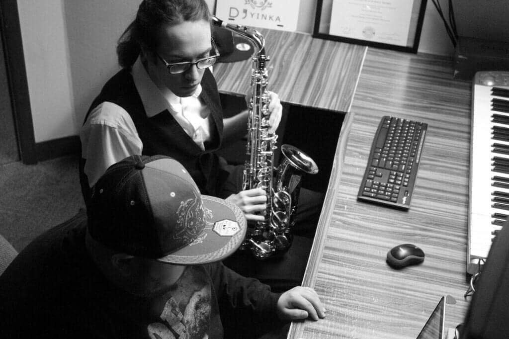 HISOMusicStudio's tweet photo. Our team at HISO is always ready to put the best in to your music. Putting those creative minds to work in our studio is what we do. We are the higher standard of music.. Contact HISO to book your session! 🎵 #hisobroadcastnetwork  #hisomusic #studiotime https://t.co/tF6sGavu64