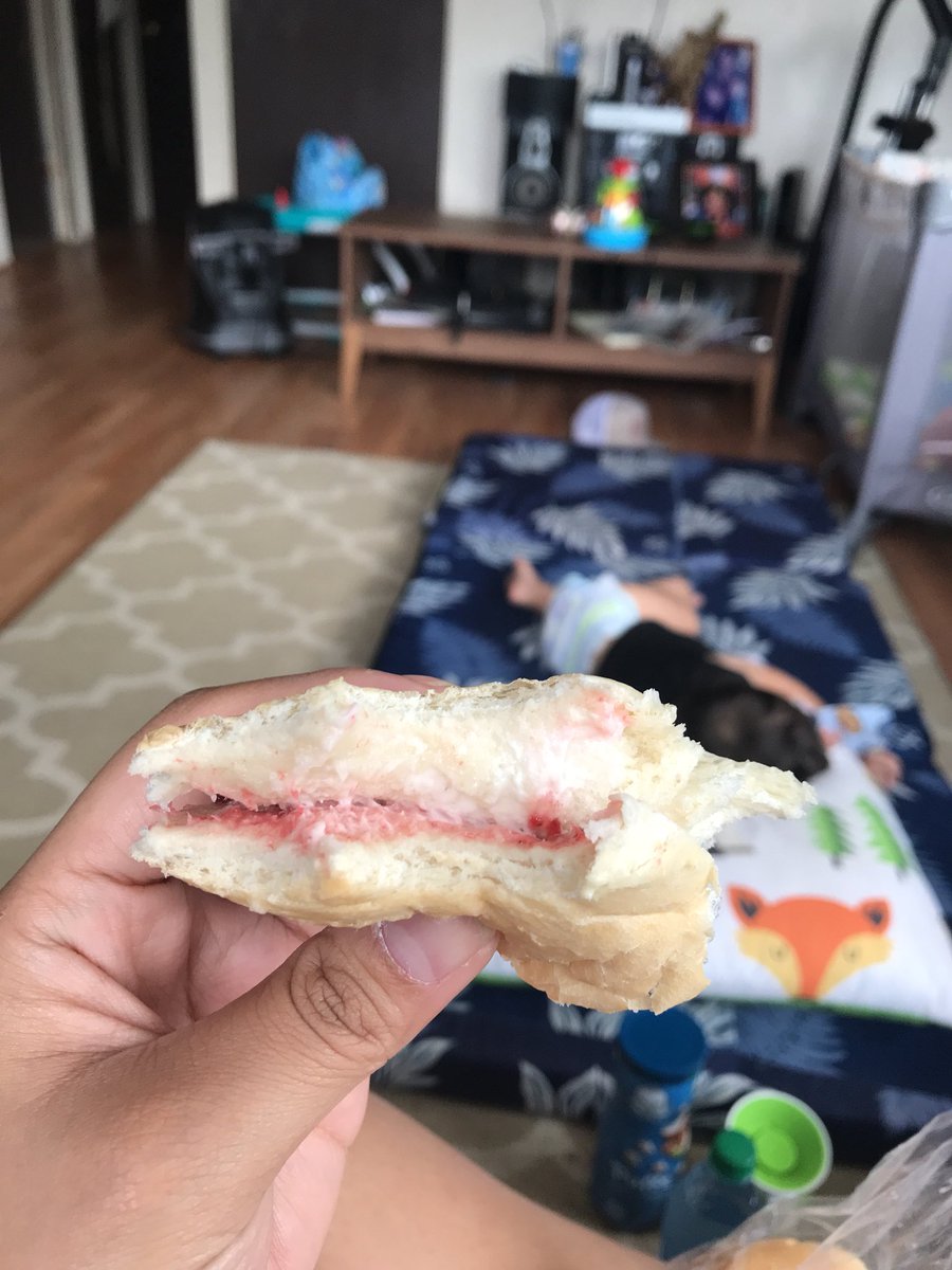 staeshxo's tweet image. So thankful for friends that think of me when they buy food bc they damn well know my fat ass is starvin🤤😂😂😂 #MOLOKAIHOTBREAD #FirstTimer #BOMBAF 😎🤟🏼