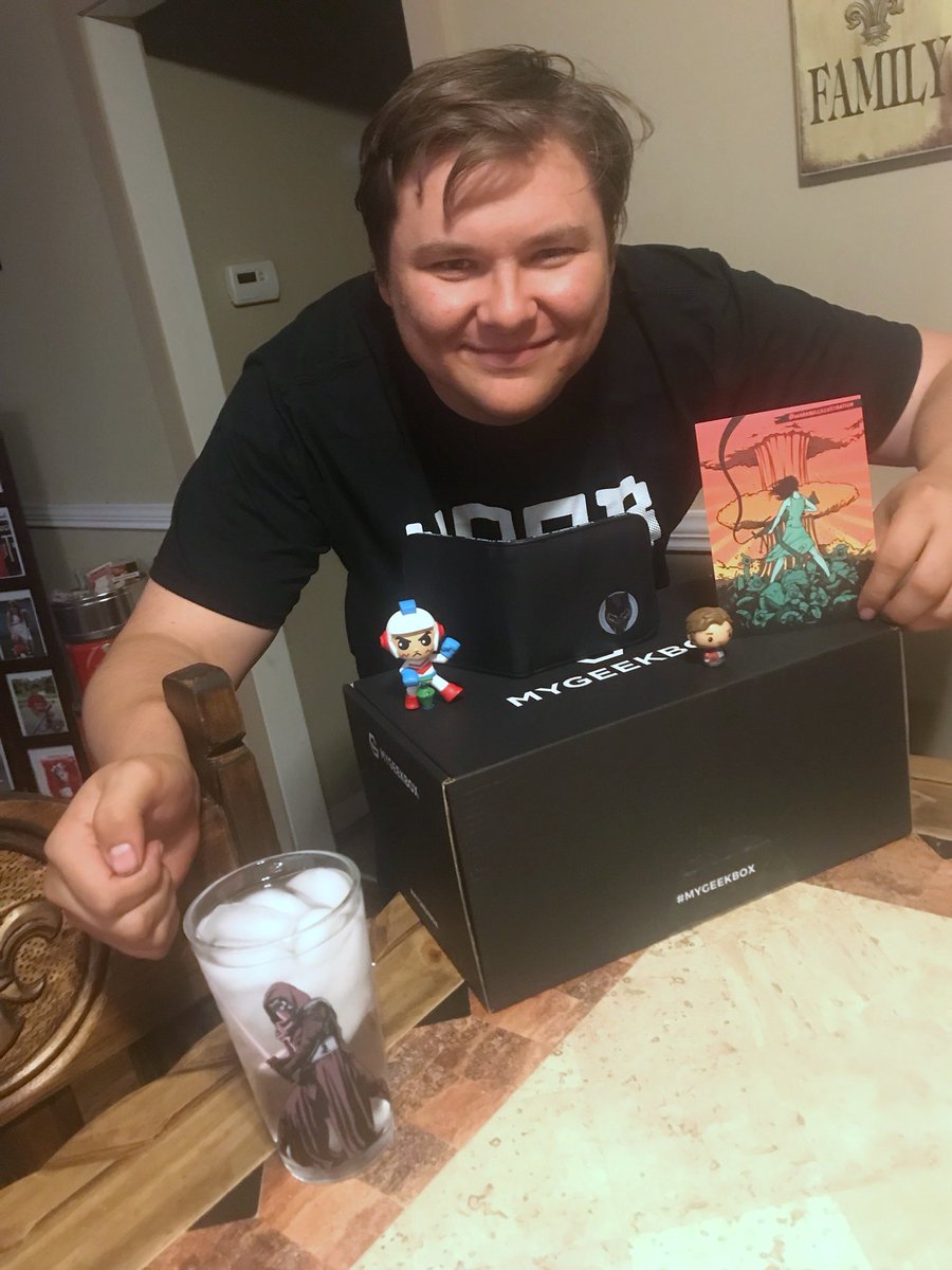jamilikestoread's tweet image. Got him a #mygeekbox for his birthday and he loved to!! Definitely making this a monthly thing ❤️ @ogonowskijon