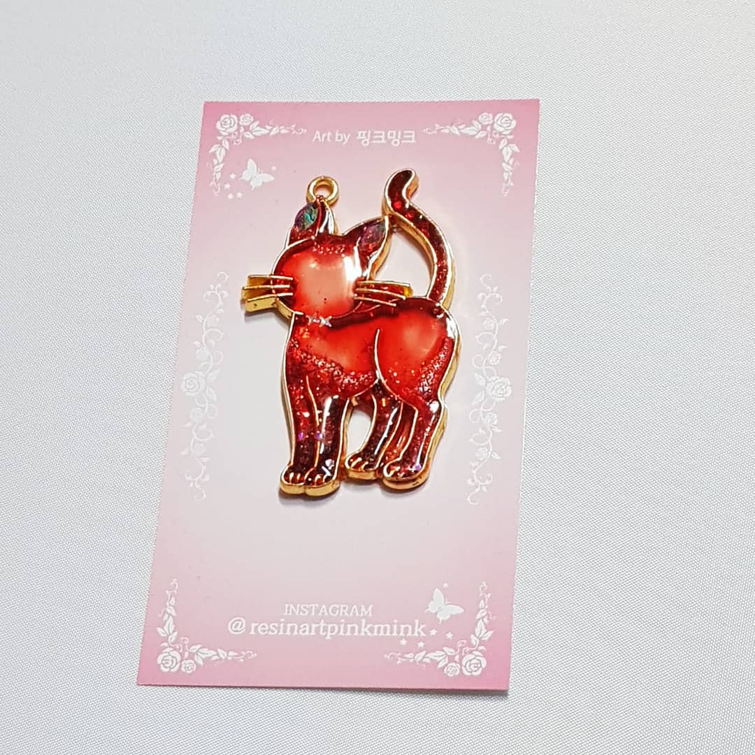 #resinpinkmink #핑크밍크
#resin
#레진공예 #ハンドメイド 
#handmade #핸드메이드 #uvresin #ブラッドレッド #bloodred
#ウィザードカラー #Wizardcolor #PADICO
#uvレジン #レジンクラフト 
#アクセサリー #accesorios 
#Pendant
#가방장식 #cat #키링 #keyring #bagcharm
#k핸드메이드페어부산2018