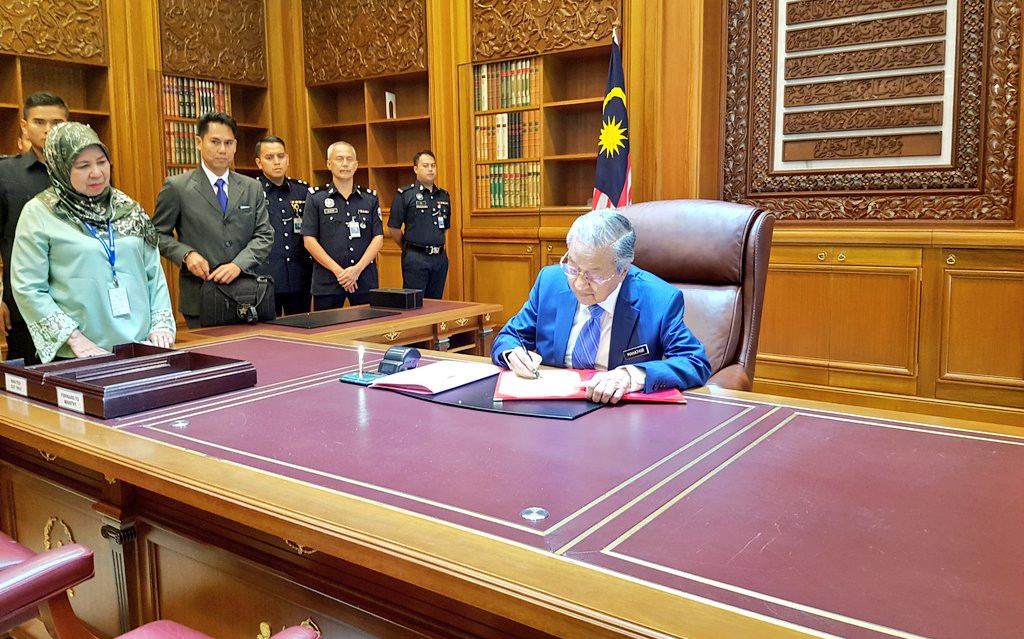 DrAliHamsa's tweet photo. Prime Minister Tun Dr Mahathir Mohamad on his first day at work at Prime Minister's Office, Putrajaya. 

@chedetofficial https://t.co/O3SzpQuTmp