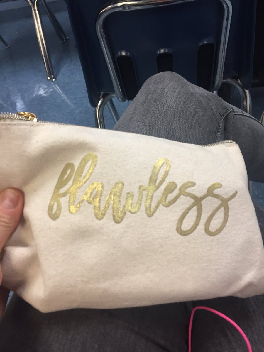 stop_sarahtime's tweet photo. This week’s @WhatCrappens bonus episode is giving me Sbarro episode flashbacks. Also, they critiqued this cream-colored ‘flawless’ bag, which my friend @follow_holly gave me, and Holly ALSO recommended WWC to me all those years ago. 360/180 moment. @RonnieKaram @BenMandelker https://t.co/uHD7Qew5Da
