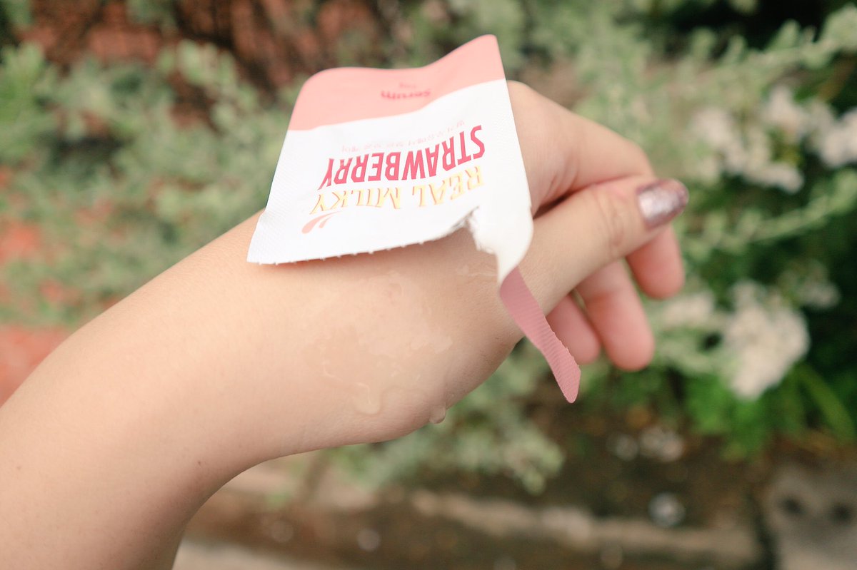 jessieisveryfat's tweet photo. ใช้แล้วชอบ สาวๆสายเกาหลีคนไหนอยากให้หน้าวาวๆ แนะนำมาร์สตัวนี้เลยค่ะ #Lovluv real milky mask มีสองกลิ่น กล้วยและสตอเบอร์รี่ ในซองมีเซรัมกับมร์สใช้ ทั้งหมด 2 ขั้นตอน #ไว้รีวิวห้ามขายของของโว้ยย #howtopefect #เกาหลี https://t.co/37EwBR95I0