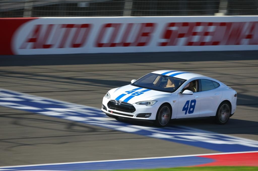 SquibNews1's tweet photo. Tesla’s E-NASCAR Spins Out During First Race - https://t.co/FvMfYSaXzq https://t.co/rvhcRtRnYz