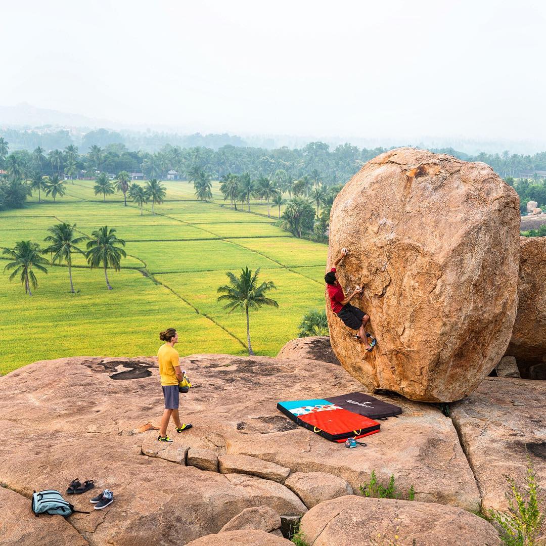 Solid spot to boulder 🧗‍♂️👌🌞
.
.
.
🌎: Hampi, Karnataka
👱‍♂️: <a href="/paulrobinson87/">paul robinson</a>
📷: <a href="/chrisburkard/">Chris Burkard</a>
#NatureNestd #Nature #Earth #Wild #Outdoors #Landscape #Karnataka #Travel #Boulder #RockClimbing
