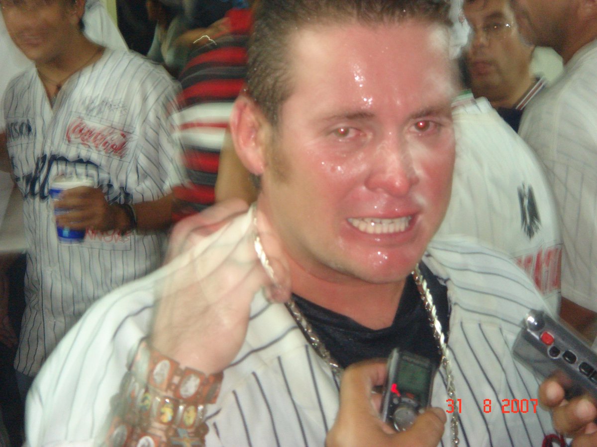 Que recuerdos. Con toda la emoción, llegando y llegando ese año y te echas el equipo al hombro, campeones 2007. <a href="/karimgarcia95/">Karim Garcia</a> fotos del baúl