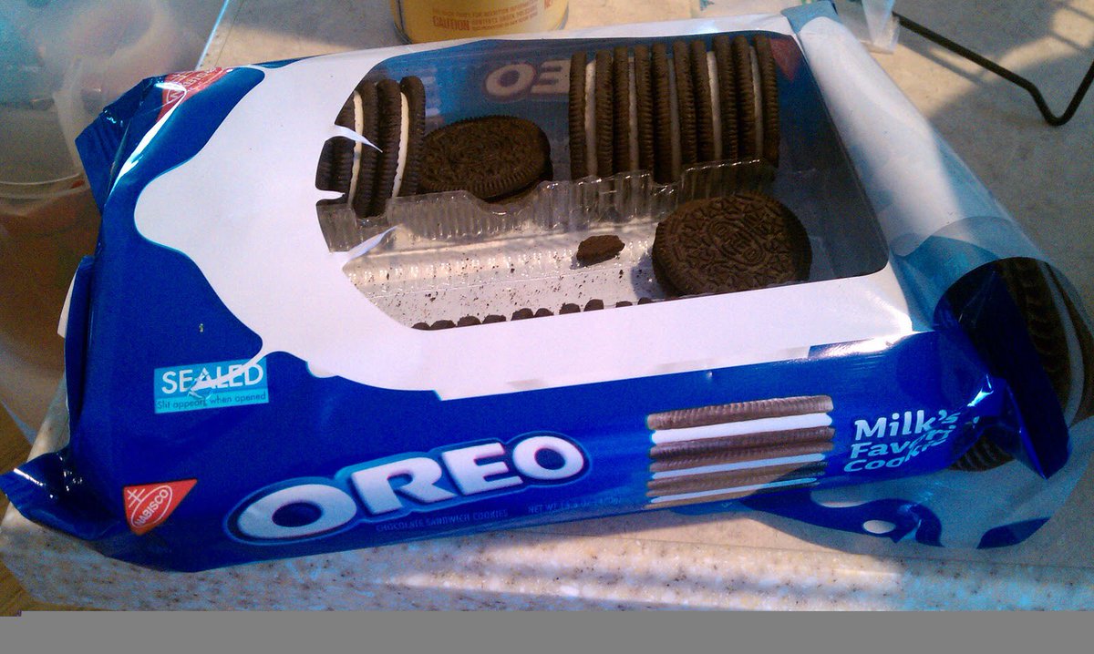 KyandSy's tweet photo. When it comes to eating #Oreo , I think I might be faster than #TheFlash #marketplyer https://t.co/sMD9N05bmr
