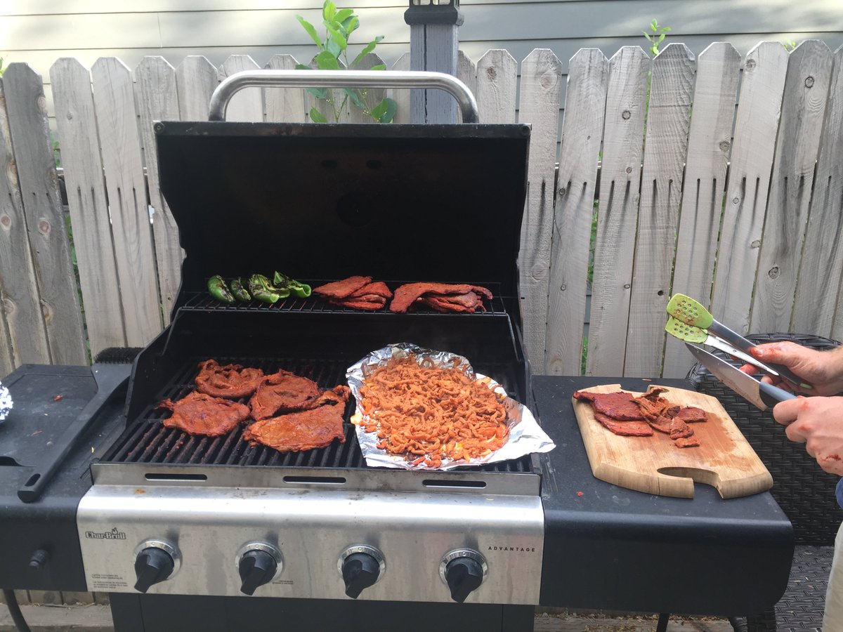 WylieWalker's tweet image. Post #ACE2018 cookout with the #CoREstrong group! @ThomasM_geo  with the cookin! 🤙 @thepuppenstein @fluvialstrat