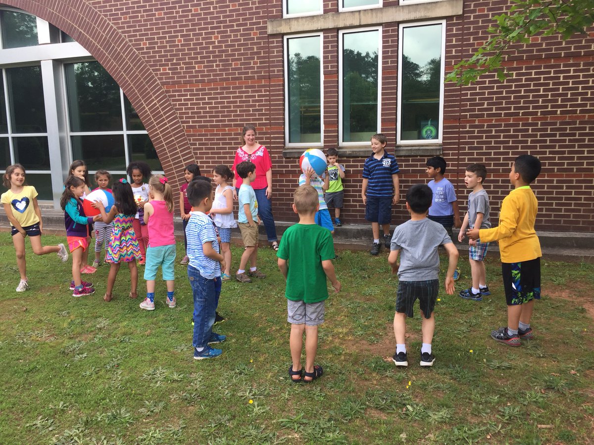 krakerklass's tweet photo. We had a wonderful end of year celebration today. Thank you to all of our parent volunteers that put together our party today! Thank you also to the parents that were able to help us celebrate the end of our fabulous year in first grade! Have a great summer everyone! https://t.co/eN2G8aDA5r