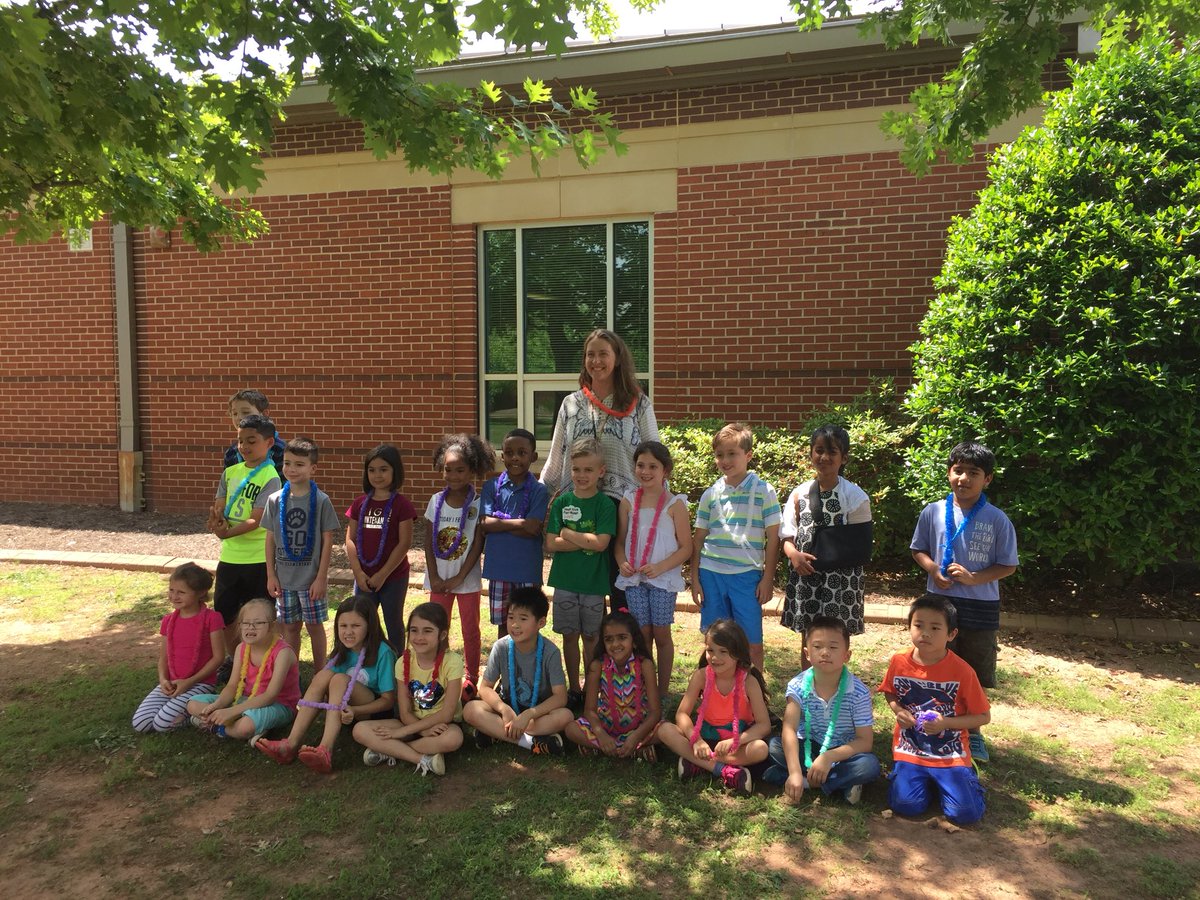 krakerklass's tweet photo. We had a wonderful end of year celebration today. Thank you to all of our parent volunteers that put together our party today! Thank you also to the parents that were able to help us celebrate the end of our fabulous year in first grade! Have a great summer everyone! https://t.co/eN2G8aDA5r