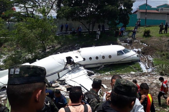 abcnews's tweet photo. Crew, passengers survive plane crash as private jet breaks in half  https://t.co/HFRgm5Ykcu https://t.co/MruHd8Svy9