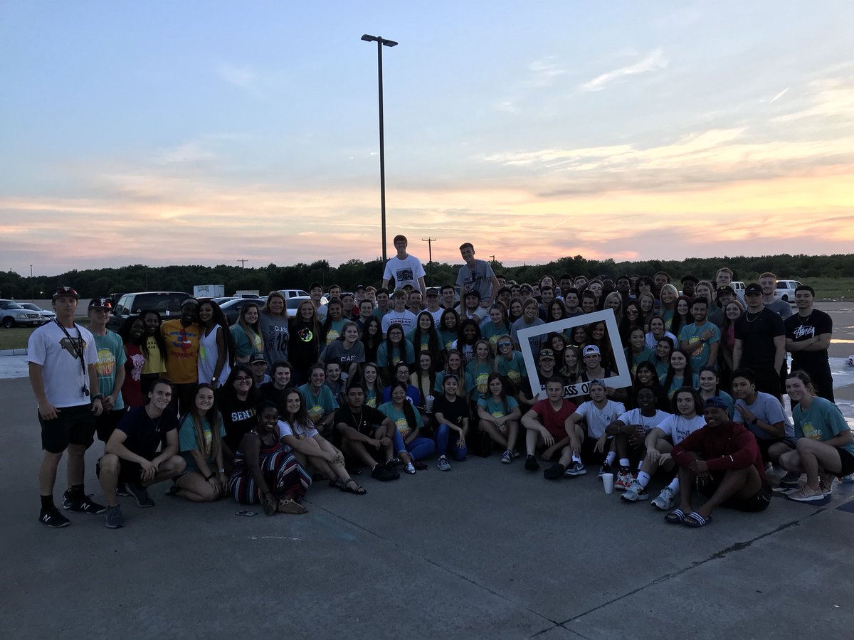 forneyhigh18's tweet photo. Our LAST time together before graduation🤭🎓☀️ Happy Senior Sunset yall!! T-minus 20 hours until we graduate🤗😧🤪🤩👍🏻 https://t.co/re9p03mlyL