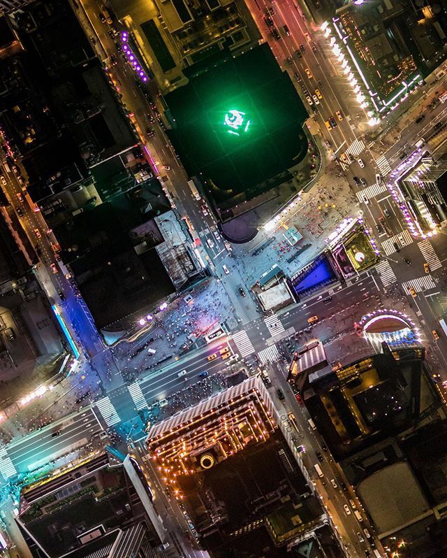 evanjosephphoto's tweet photo. Last night upside down over Times Square #timessquare #helicopter #nodoor #funwithlights #aerialphotography https://t.co/JdN1R0vEK4 https://t.co/7MKLu6HQQm