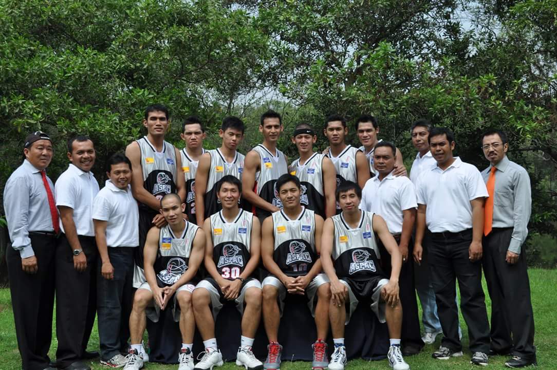 StapacBsketball's tweet photo. Hallo sobat pacman , bisa tolong sebutkan siapa saja mereka?
.
#throwback #ibl #aspac #stapac #jakarta #basketball #indonesia https://t.co/nXrhBDbSIx