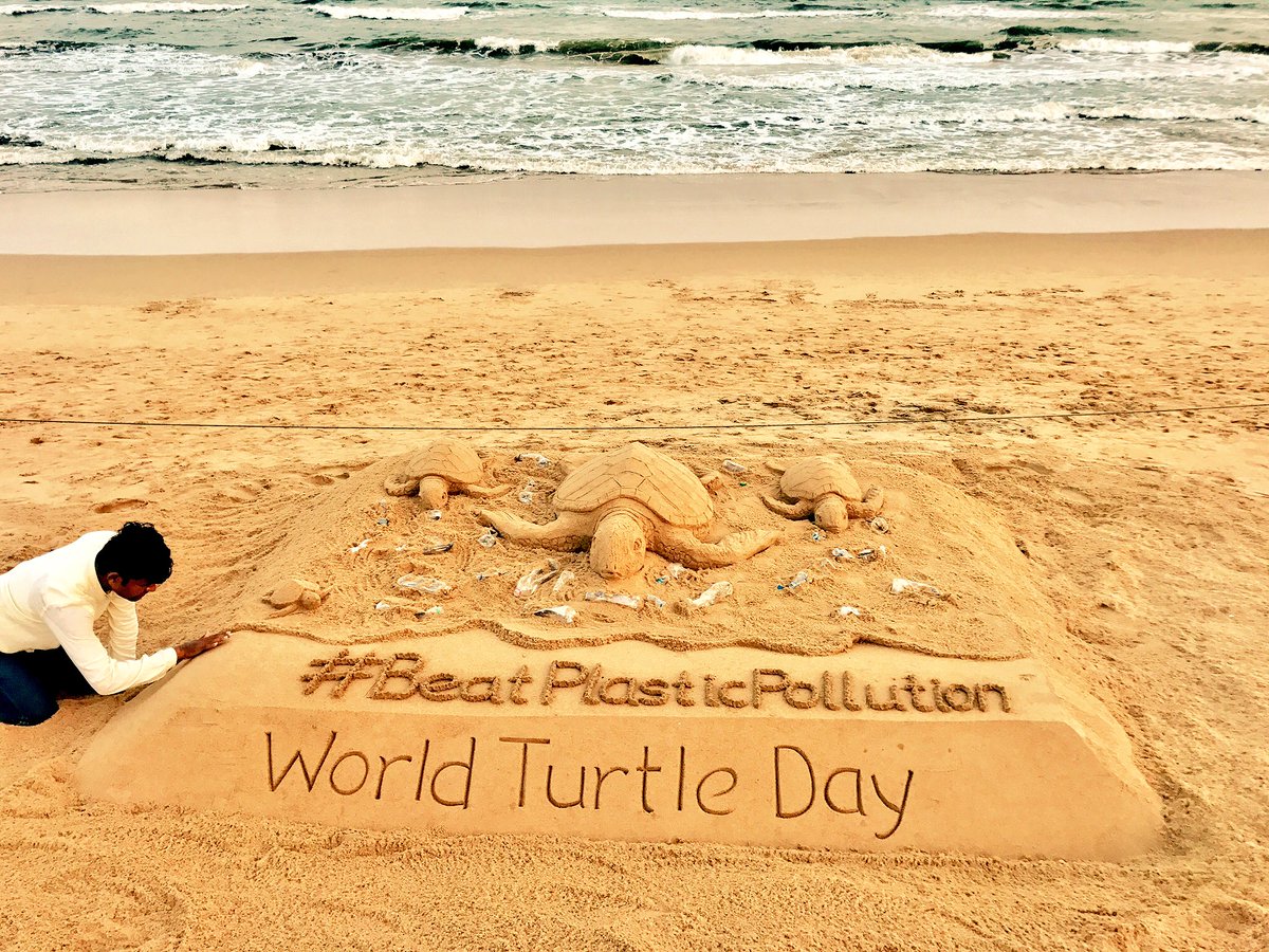 sudarsansand's tweet photo. On #WorldTurtleDay My SandArt at Puri beach in Odisha with message #BeatPlasticPollution. https://t.co/HLKoLW6Si0