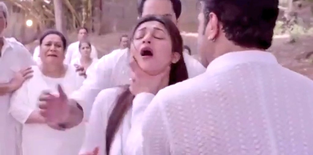 zenii15's tweet photo. So much love gone in a few seconds💔. This made me emotional. @Divyanka_T @TheKaranPatel You both nailed this scene!! Good job♡ #YehHaiMohabbatein #yhm #KaranPatel #divyankatripathidahiya #divyan https://t.co/UuaSwIu96m