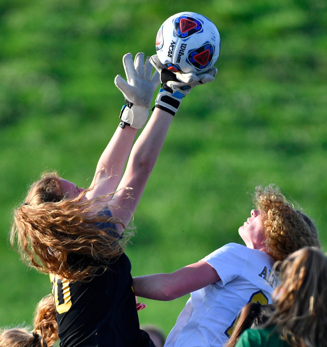 TimVizerPhoto's tweet photo. Althoff @althoffcatholic girls soccer @soccerachsgirls defeats St. Thomas More HS in Class 1A Columbia Super-Sectional 3-0, advances to Illinois State Tournament. See story by @DavidMWilhelm and more photos online @STLhssports #618soccer @IHSAScoreZone https://t.co/N1V1ffbw3T