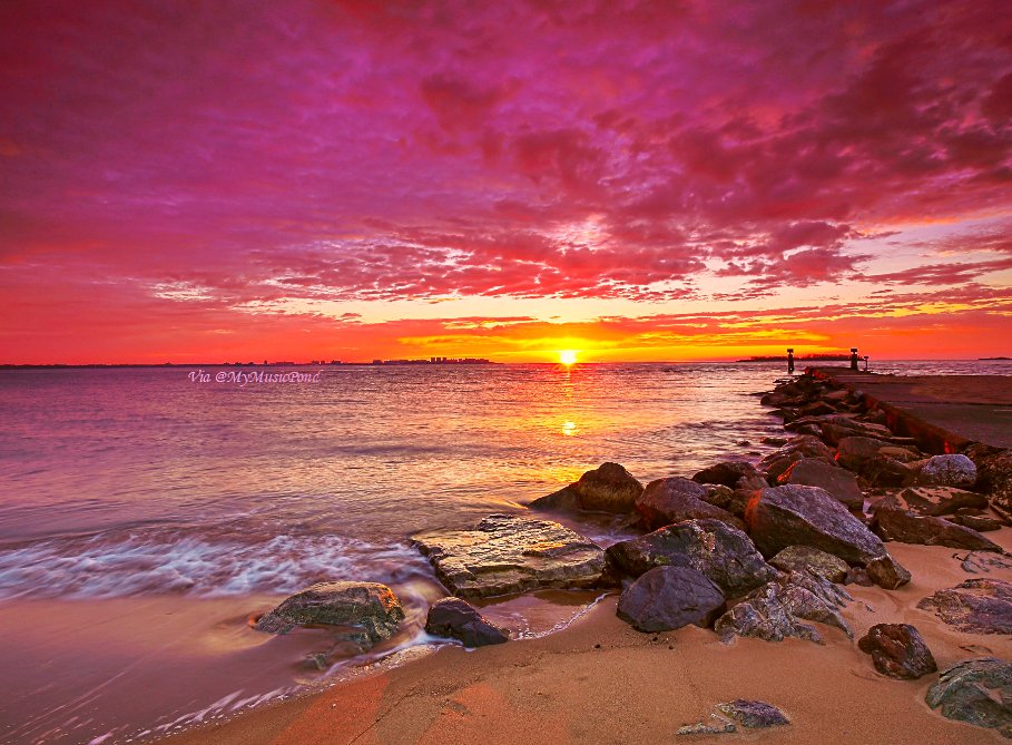 I'm looking for you
drifting on a memory.
Ain't no place I'd rather be
than with you, loving you.
All we need is candlelight
&amp; a song soft &amp; long. 
Wanna be living for the love of you.

"FOR THE LOVE OF YOU":
youtu.be/llI75jcUACk 
~ Candy Dulfer ~ sax

#MyMusicPond #SmoothJazz