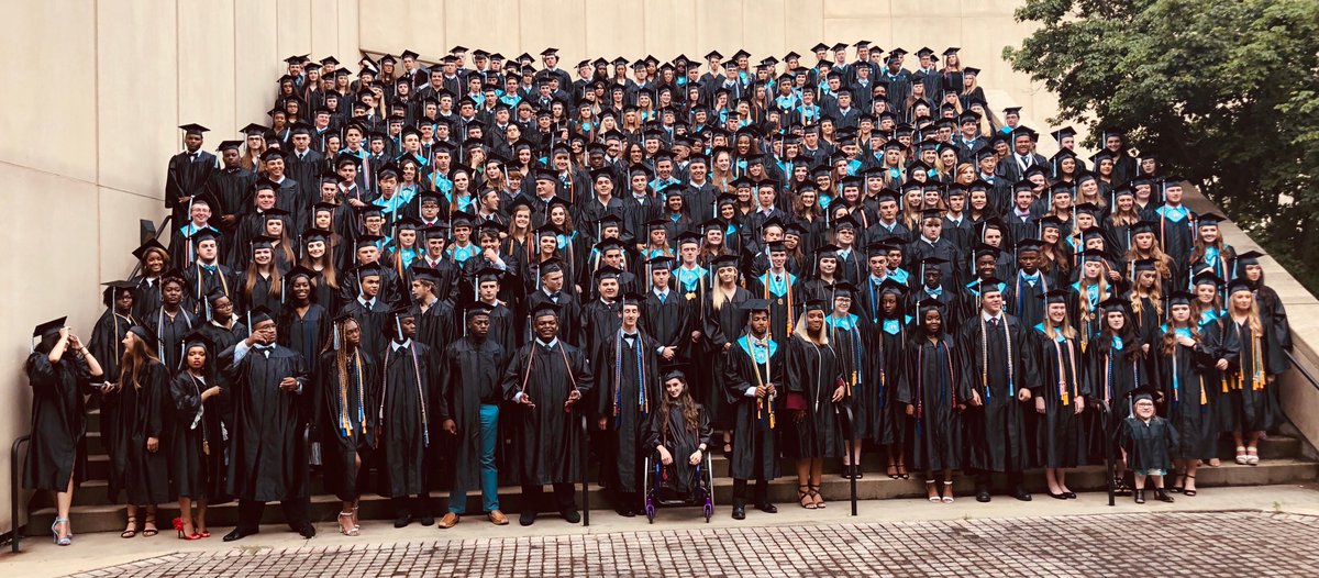HelenaHSHuskies's tweet photo. HHS is proud to present the Class of 2018! #huskiesfromthestart #huskynation #huskylife @Shelbyedk12alus https://t.co/us55fk8vIA