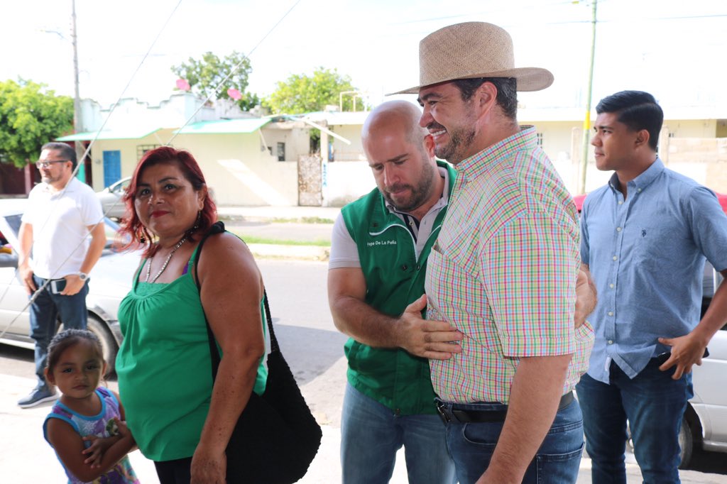 PVEMOPB's tweet photo. El dirigente Estatal @josedelapena12 y el dirigente Municipal @IsraHdez74 acompañaron esta tarde a nuestras candidatas @MaryHadad y @coraamaliacm a la caminata en la colonia del Bosque. https://t.co/FEnASIPOXH